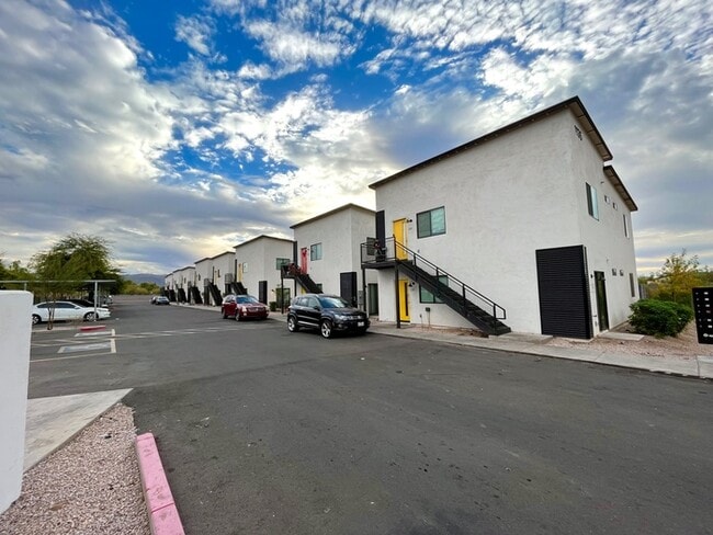 Building Photo - 1135 E Chipman Rd