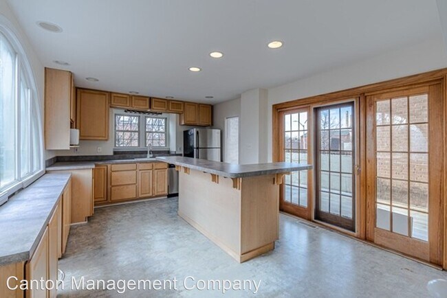 Building Photo - 3 br, 3.5 bath House - 1204 S. Kenwood Ave.