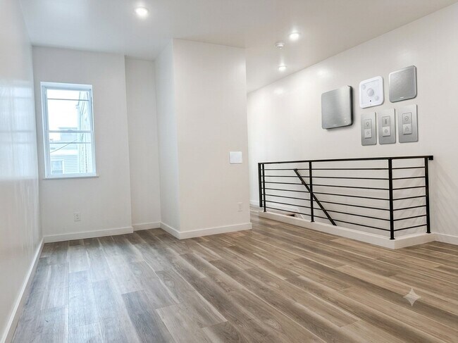 Foto del edificio - 2130 Tasker St