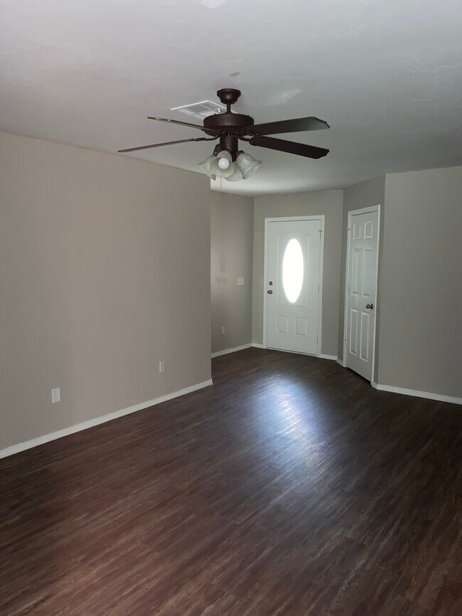 Building Photo - Call 405-456-0410 To Schedule Your Showing...