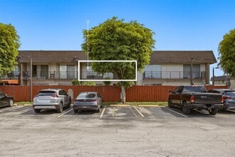 Building Photo - 810 SW 129th Pl