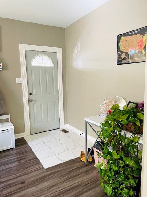 entrada - 532 W 1st St