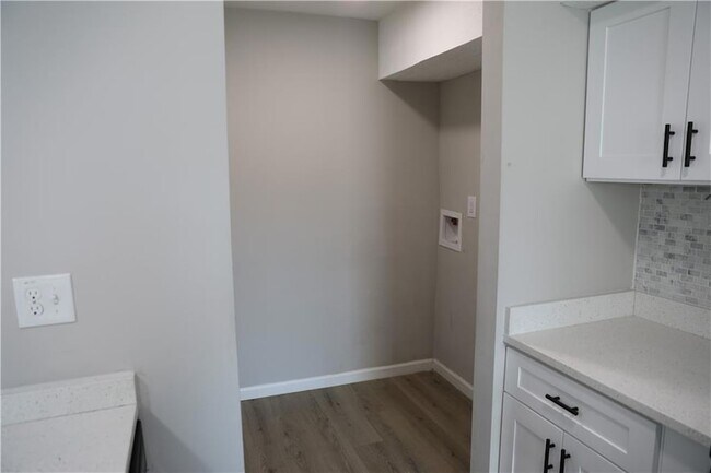 Foto del edificio - 1321 Surrey Ln SW