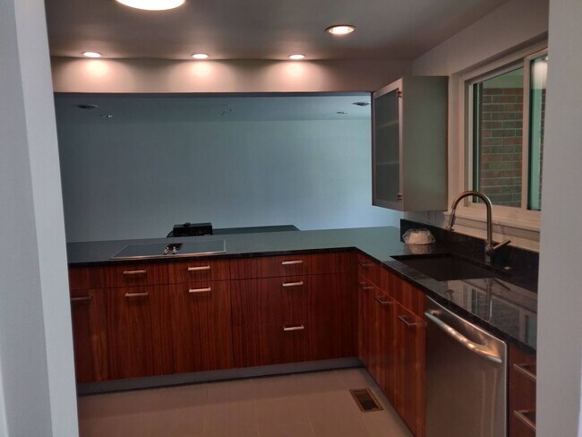 Foto del edificio - Four Bedroom Ranch in Hilltop/Lowry. Pets ...