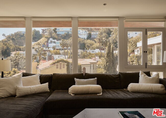 Foto del edificio - 8593 Hollywood Blvd