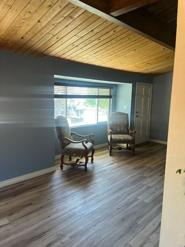 Foto del edificio - La Cresta/Bakersfield College Home with Pool