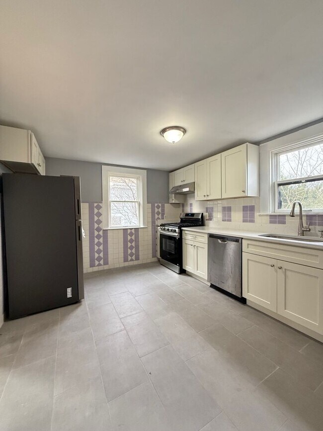 Building Photo - 4 Bed/ 2 Bath Available February 1st!! (Allston) 2 Floors!!