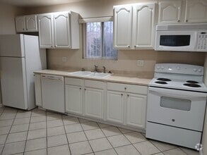Building Photo - 1100 Briarwood Rd