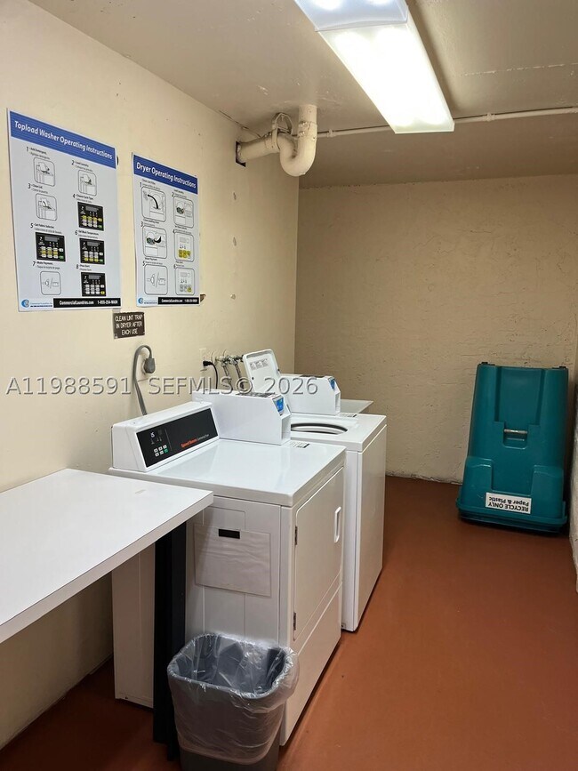 Foto del edificio - 361 S Hollybrook Dr