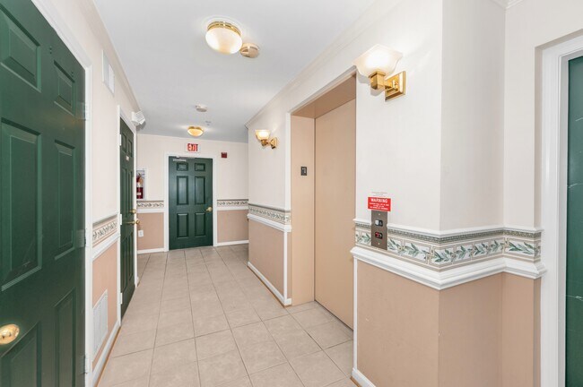 Foto del edificio - 500 Bradley Ct