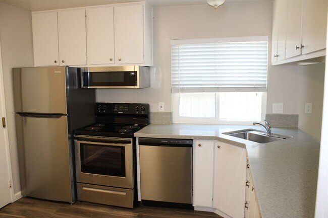 Building Photo - Spacious 5 Bed 3 Bath Home in quiet neighb...