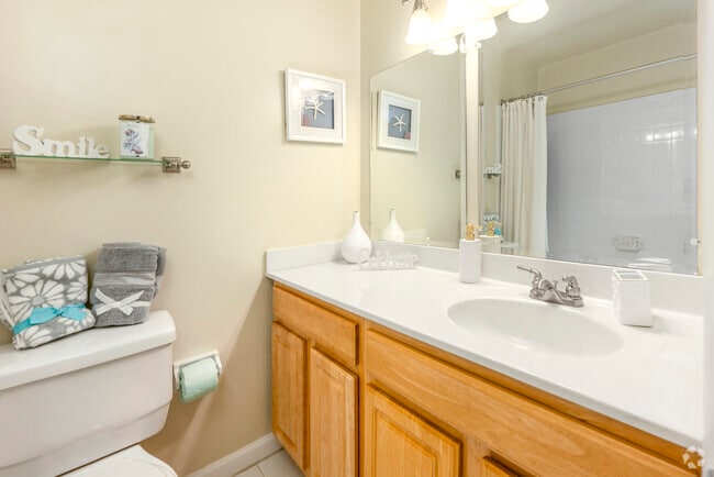 1 habitación, 1 baño – 685 pies cuadrados - Baño - Oakcrest Towers