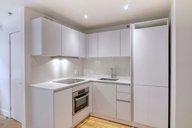 Building Photo - 25 Av des Pins O