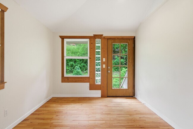 Foto del edificio - Spacious 4-Bedroom Pet Friendly Home in a Peaceful Rural Setting