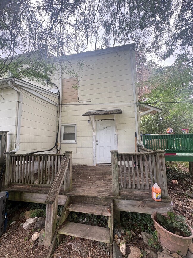 Building Photo - 700 Woodbourne Ave