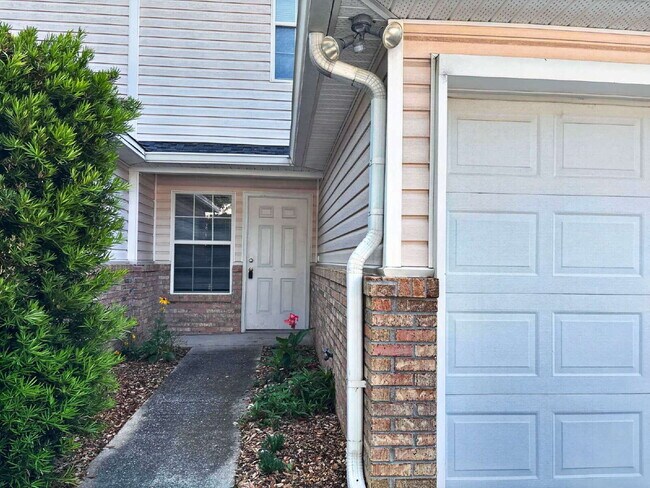 Foto del edificio - "Charming 2-Bed Townhouse Retreat on Scenic Oak Ln!"