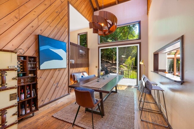 Foto del edificio - Stunning Mid-Century Modern 5bed/3.5 bath Home on 1.92 acres