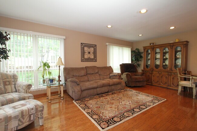 Building Photo - 563 Manchester Pl