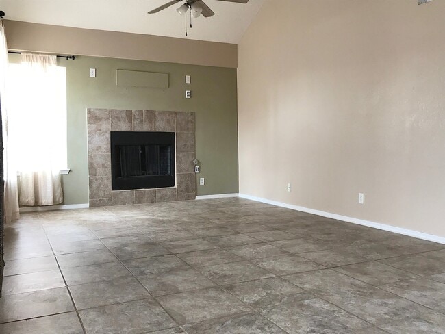 Building Photo - West El Paso 3 bed refrig A/C Home with Bo...