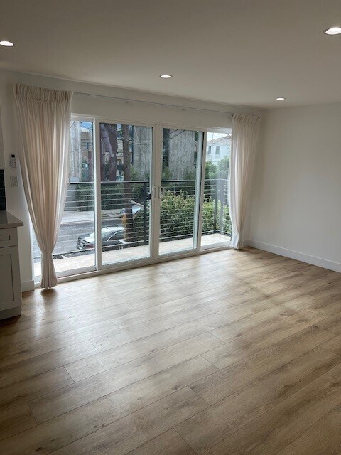 Sala de estar y balcón - 633 Marr St