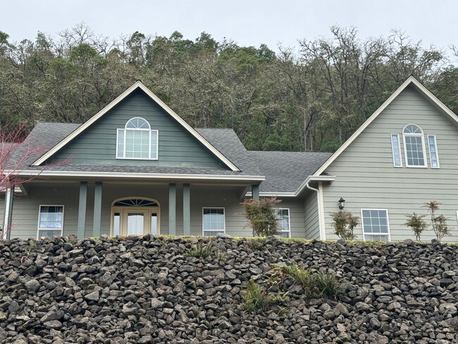 Building Photo - Nice 4 bedroom 3 bath on Rock Drive 3 car ...