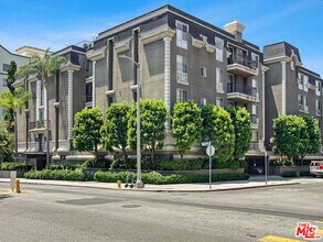 Building Photo - 585 N Rossmore Ave