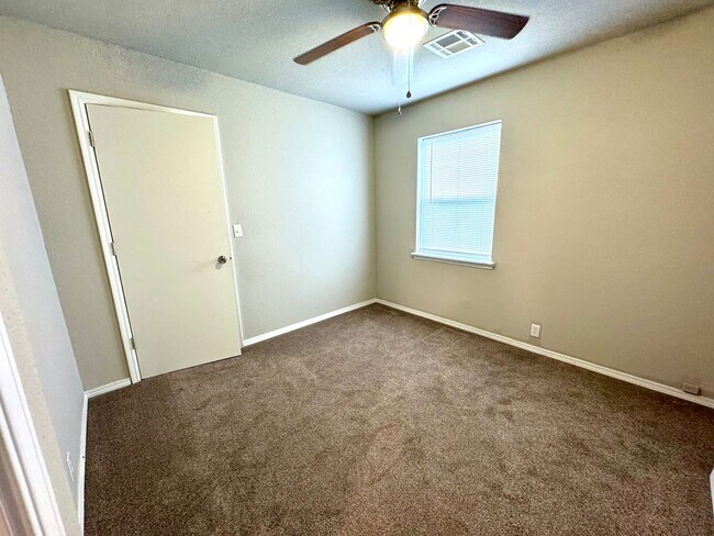 Foto del edificio - Newly Remodeled Brick Home 3/2 Two Car Garage