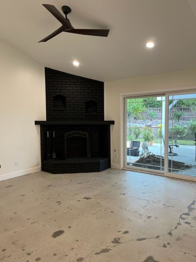 Building Photo - Simi Valley Home with Fireplace and Spacious Yard to Enjoy