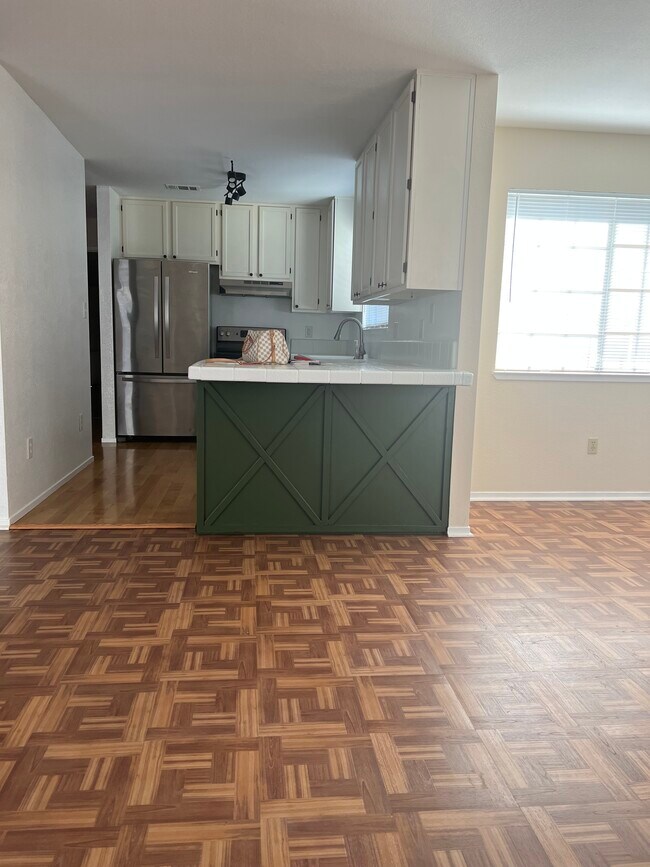 Building Photo - 1421 Squire Ct