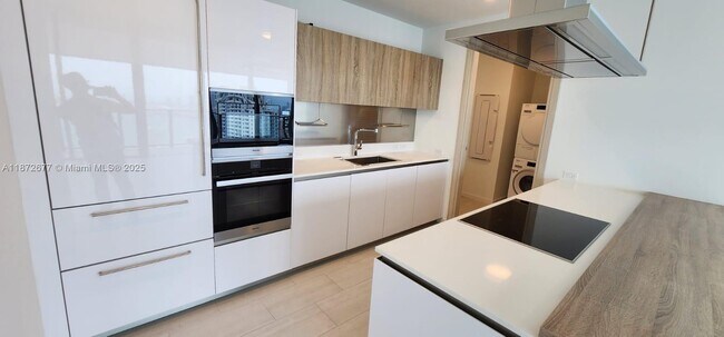 Building Photo - 1000 Brickell Plaza