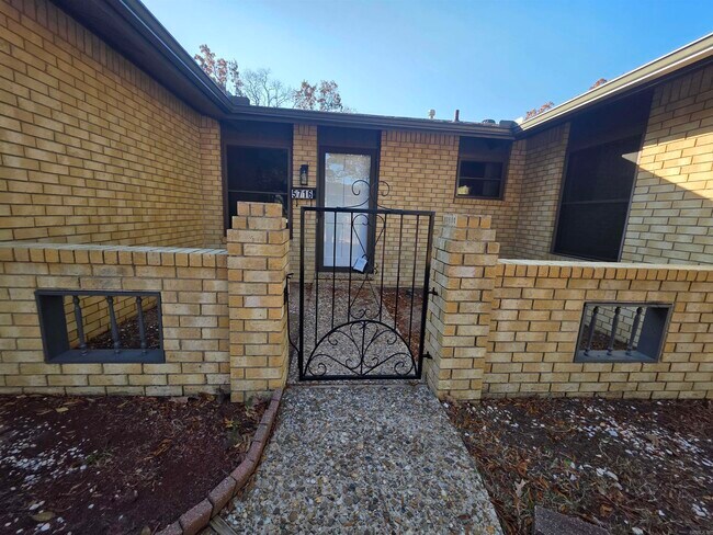 Foto del edificio - 5716 Woodridge Ln
