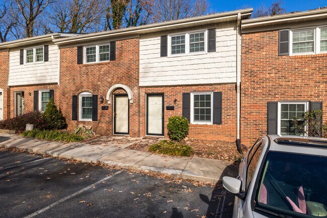 Foto del edificio - Comfortable townhome in High Point NC