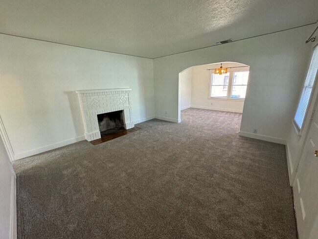 Building Photo - Upgraded Charmer  2 Bed 1 Bath w Yard!