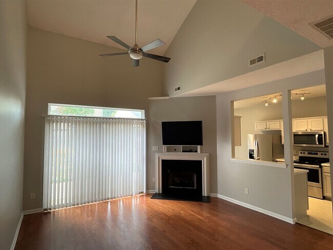 Building Photo - Townhouse in the Oakhurst Community!