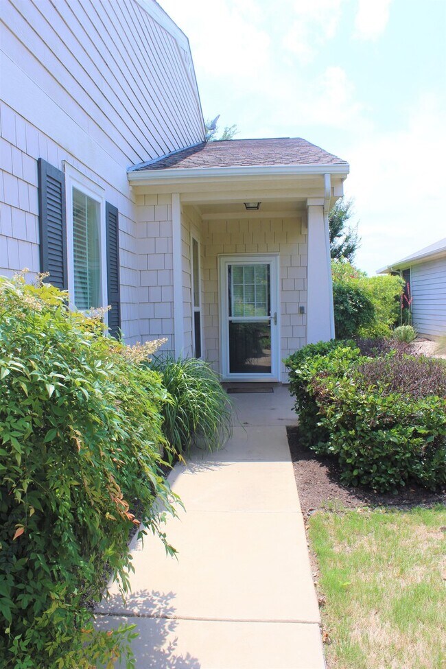 Building Photo - 123 Dickens Cir