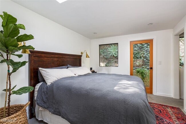 Foto del edificio - 1 br, 2 bath House - 905 N Beverly Glen Blvd
