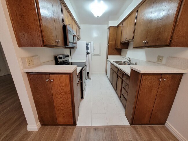 Kitchen - 1275 Barry Ave