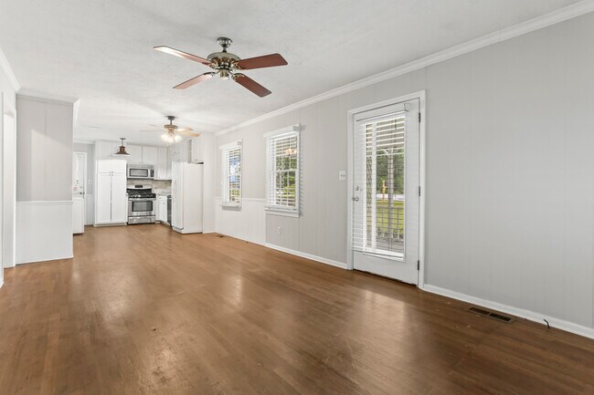 Building Photo - 830 McLinden Ave SE
