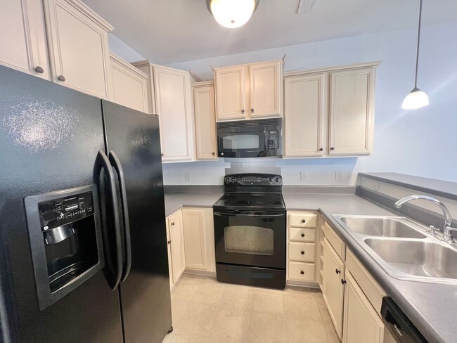 Foto del edificio - Charming 3BD, 2.5BA End Unit Raleigh Townh...