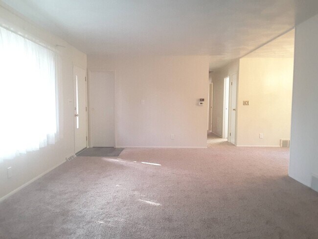 Building Photo - 3 Bedroom Ranch with River View in Jim Tow...