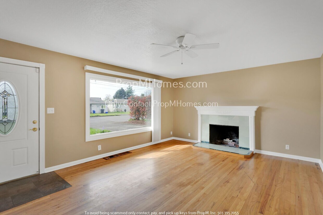 Primary Photo - Charm in the Heart of Gladstone, Four Bedr...