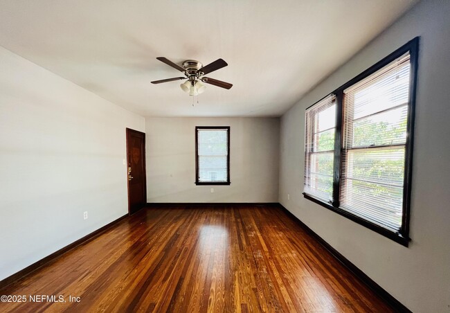 Foto del edificio - 2569 Myra St