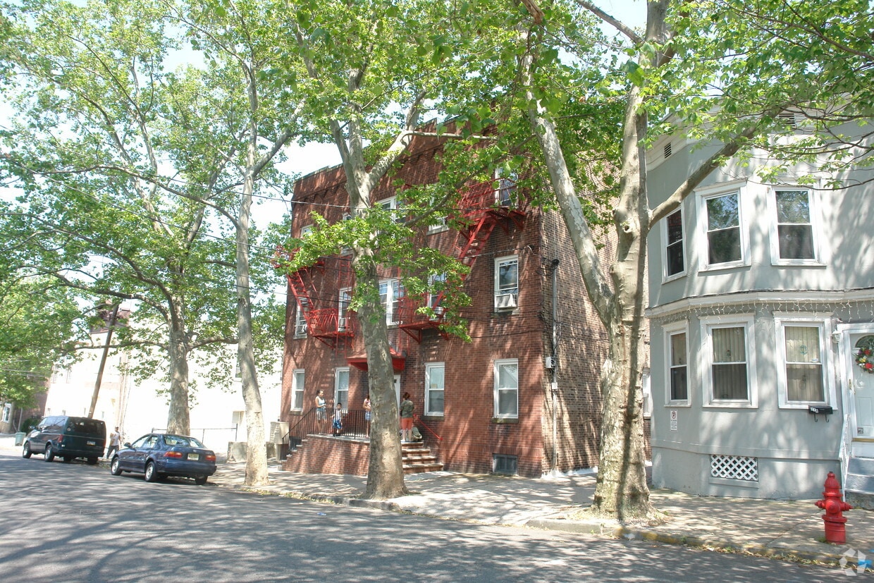 Building Photo - 720-722 Cortlandt St