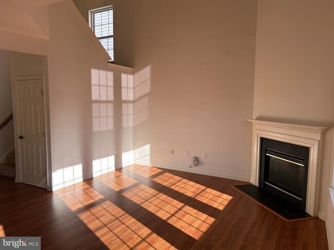 Building Photo - 6821 Hollow Glen Ct