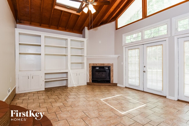 Building Photo - 492 Gresham Rd SW