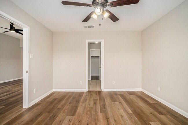 Building Photo - Location, location, location! Gem situated...