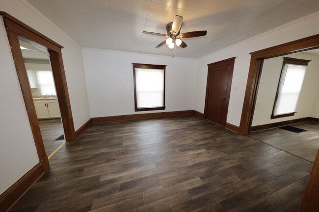 Building Photo - 521 Dewey Ave