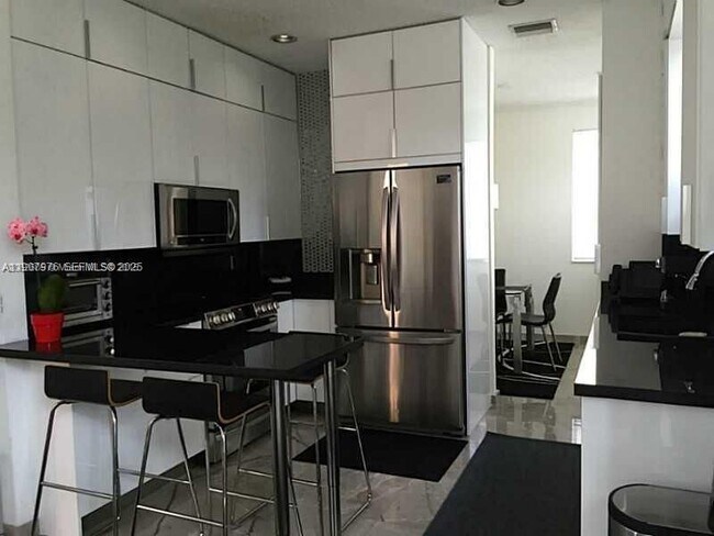 Foto del edificio - 1654 Salerno Cir