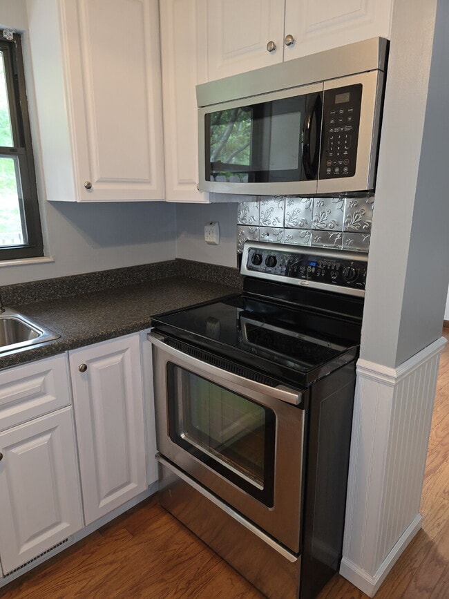 Building Photo - Beautiful Three Bedroom Townhome in Hunting Ridge Community