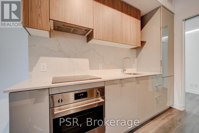 Building Photo - 161 Roehampton Ave